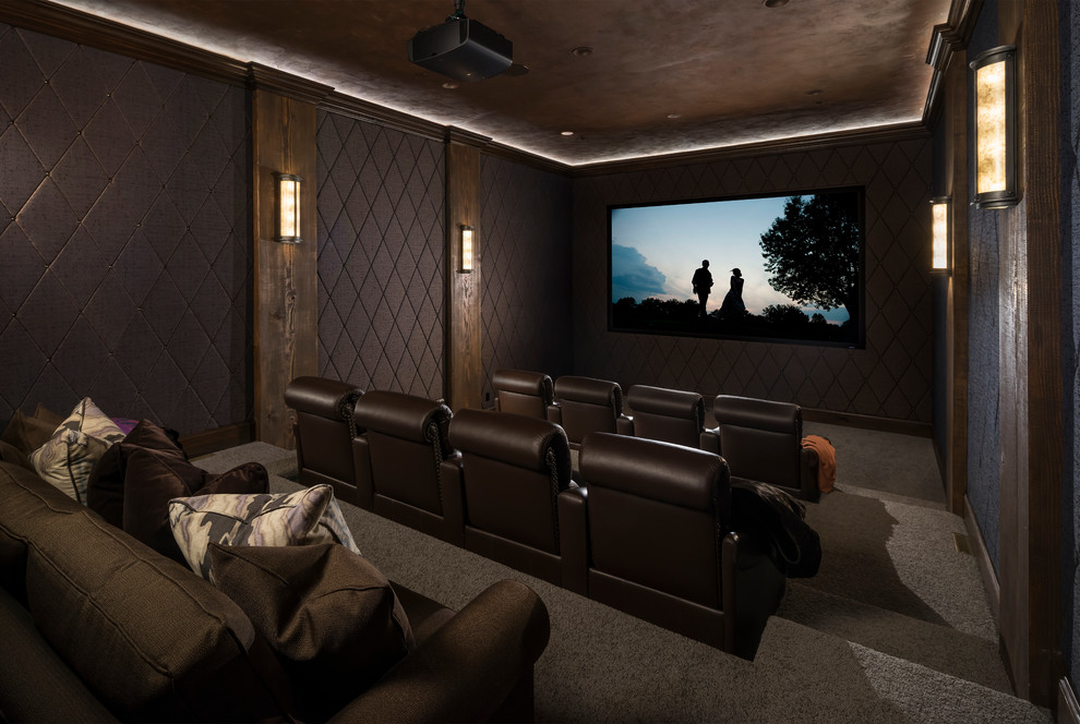 Идея дизайна: большой изолированный домашний кинотеатр в стиле рустика с коричневыми стенами, ковровым покрытием, коричневым полом и проектором