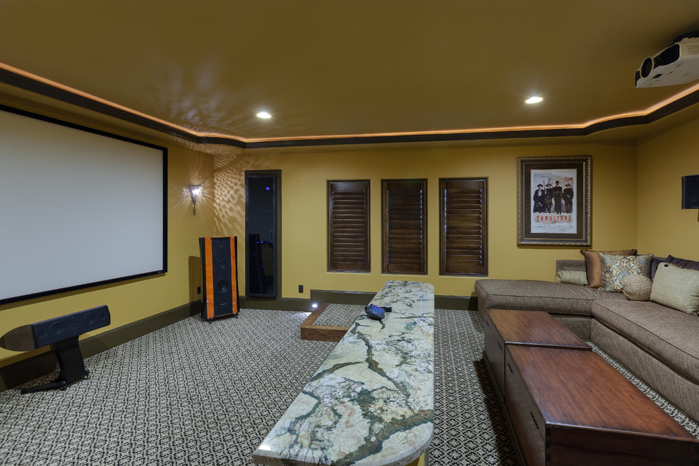 На фото: изолированный домашний кинотеатр в средиземноморском стиле с желтыми стенами, ковровым покрытием, проектором и разноцветным полом с