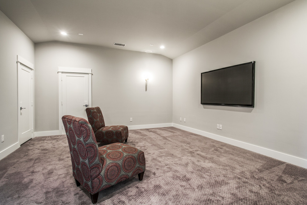Großes, Abgetrenntes Modernes Heimkino mit grauer Wandfarbe, Teppichboden, TV-Wand und lila Boden in Dallas