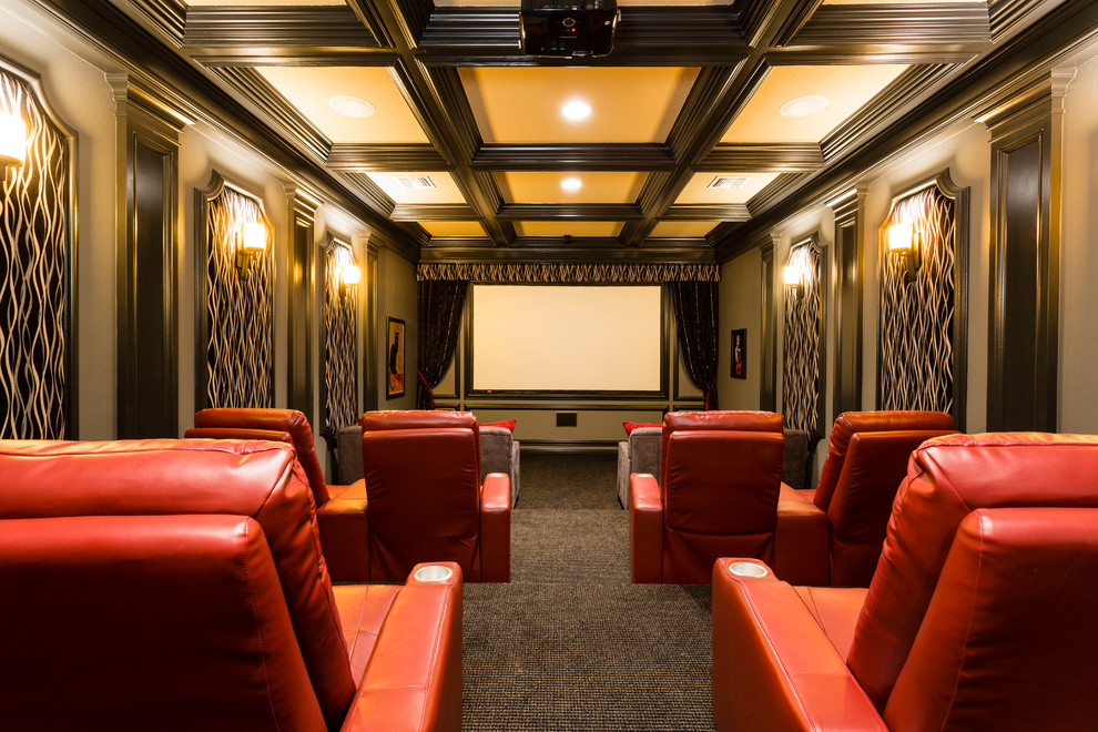 Стильный дизайн: изолированный домашний кинотеатр в классическом стиле с ковровым покрытием, проектором и серым полом - последний тренд