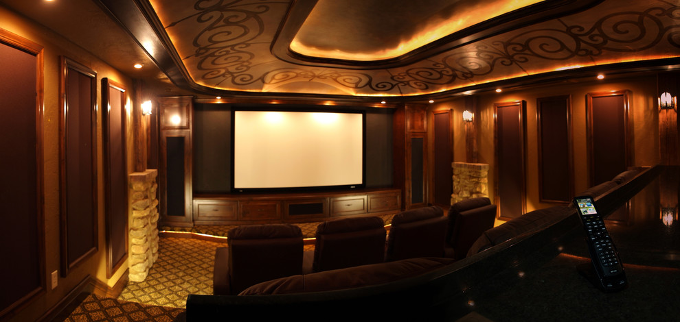 На фото: большой домашний кинотеатр в стиле рустика с ковровым покрытием и проектором