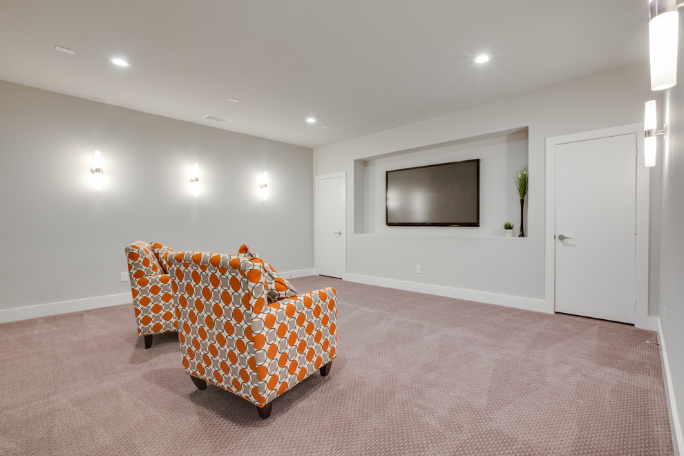 Idéer för ett stort modernt avskild hemmabio, med grå väggar, heltäckningsmatta, en väggmonterad TV och beiget golv
