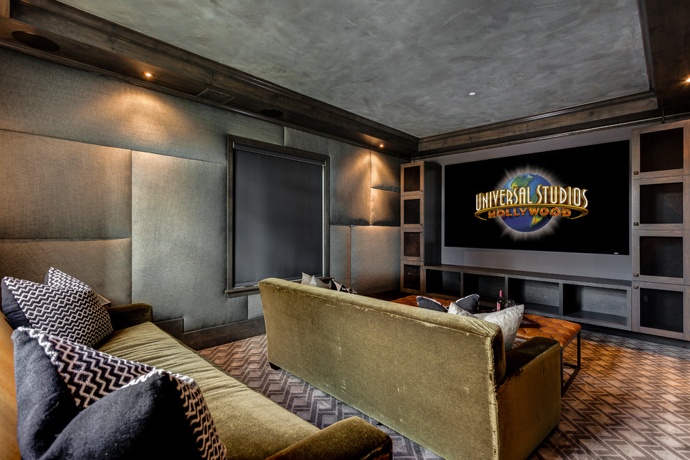 Réalisation d'une salle de cinéma urbaine avec un mur multicolore et un écran de projection.