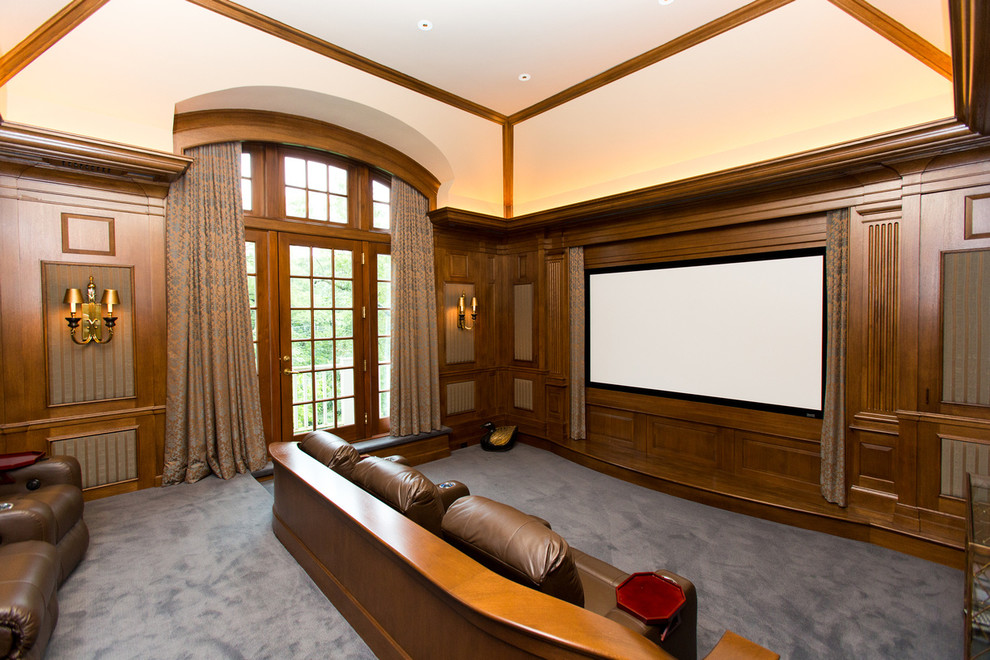 Пример оригинального дизайна: изолированный домашний кинотеатр в классическом стиле с ковровым покрытием, проектором, бежевыми стенами и серым полом