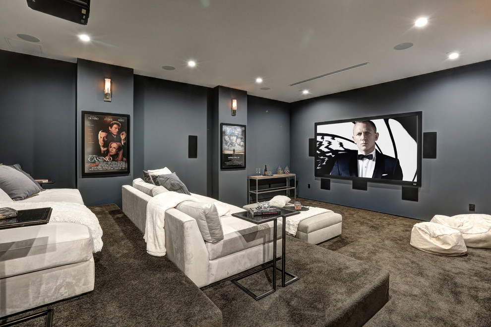 На фото: изолированный домашний кинотеатр в современном стиле с серыми стенами, ковровым покрытием, проектором и серым полом с