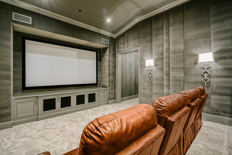 Modelo de cine en casa cerrado tradicional renovado grande con paredes grises, moqueta, pantalla de proyección y suelo gris