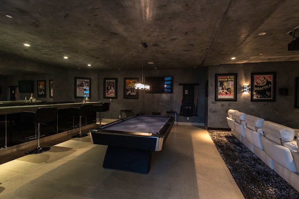 Mittelgroßes, Offenes Modernes Heimkino mit grauer Wandfarbe, Travertin, Leinwand und beigem Boden in Los Angeles