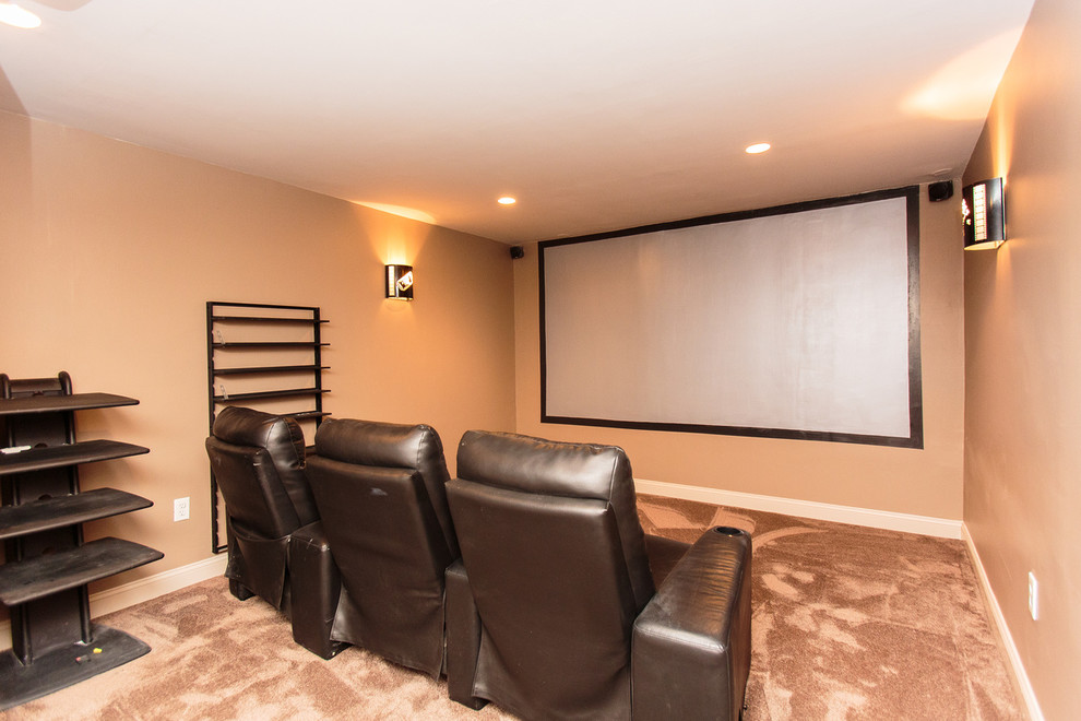 Источник вдохновения для домашнего уюта: изолированный домашний кинотеатр среднего размера в стиле кантри с бежевыми стенами, ковровым покрытием и проектором
