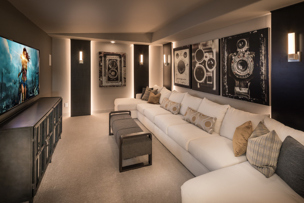 Источник вдохновения для домашнего уюта: изолированный домашний кинотеатр среднего размера в стиле неоклассика (современная классика) с серыми стенами, ковровым покрытием, телевизором на стене и белым полом