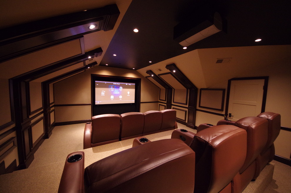 Cette photo montre une grande salle de cinéma chic fermée avec un mur beige, moquette, un écran de projection et un sol beige.