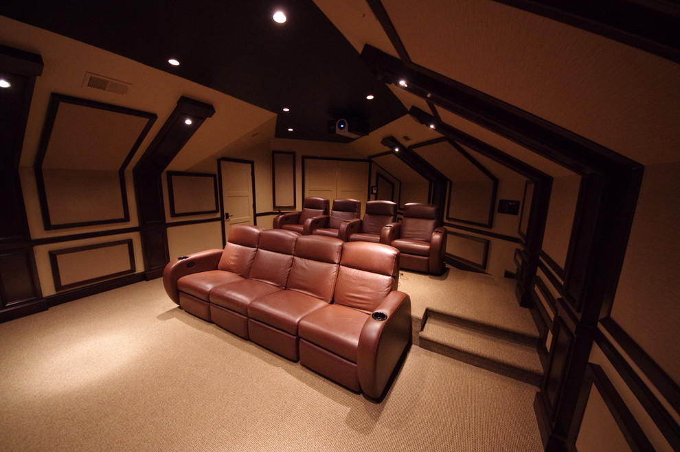 Cette image montre une grande salle de cinéma traditionnelle fermée avec un mur beige, moquette, un écran de projection et un sol beige.