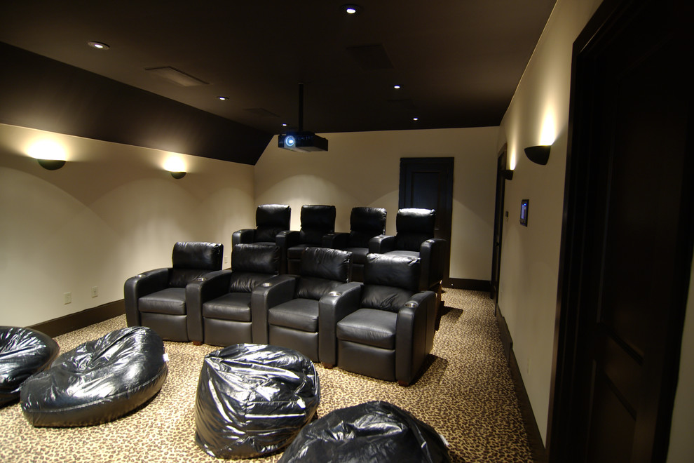 Foto de cine en casa cerrado contemporáneo de tamaño medio con moqueta, pantalla de proyección y paredes grises