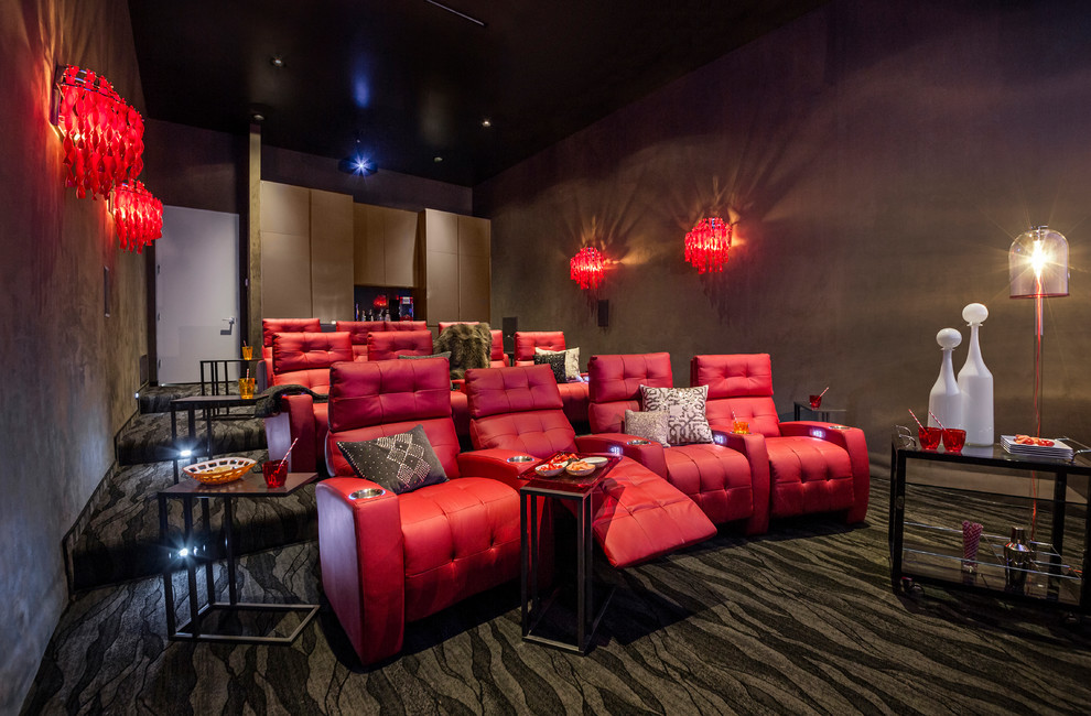 Diseño de cine en casa cerrado contemporáneo grande con paredes grises, moqueta, pantalla de proyección y suelo multicolor