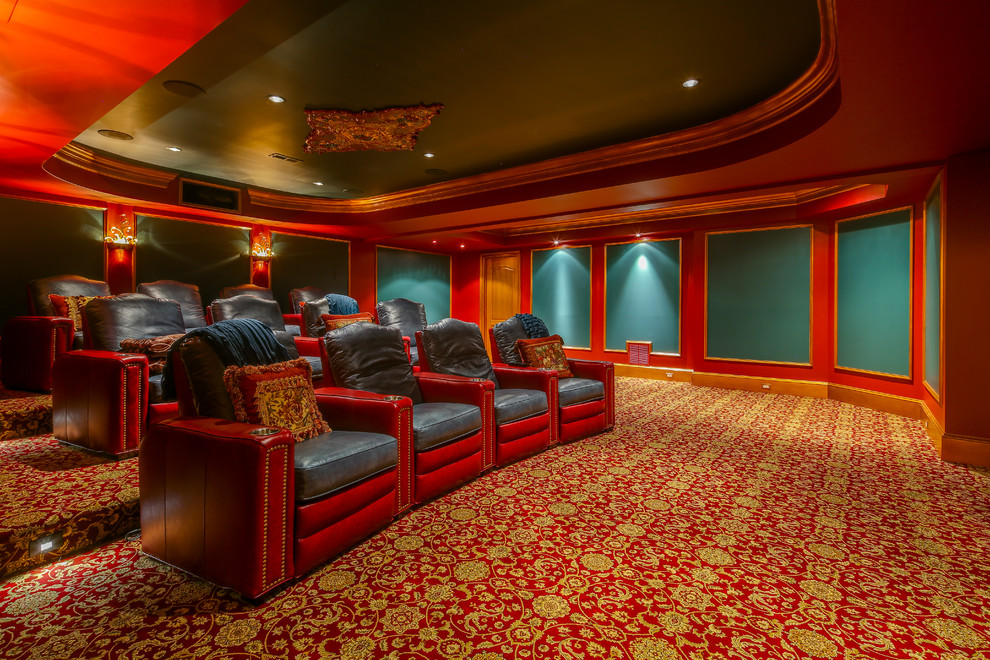 Idee per un home theatre chic chiuso con pareti rosse, moquette e pavimento multicolore