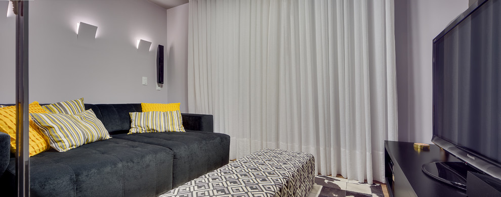 Mittelgroßes, Abgetrenntes Modernes Heimkino mit grauer Wandfarbe, Vinylboden und Multimediawand in Sonstige