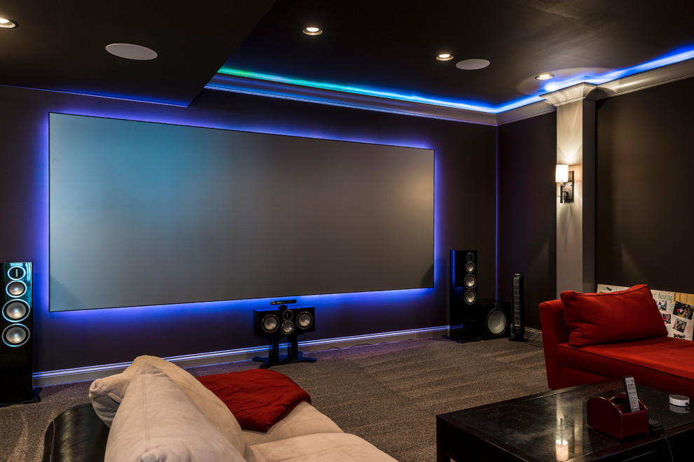 Diseño de cine en casa cerrado clásico renovado grande con paredes negras, moqueta, pantalla de proyección y suelo gris