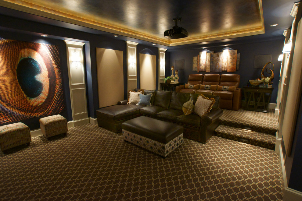 Mittelgroßes, Abgetrenntes Klassisches Heimkino mit blauer Wandfarbe, Teppichboden und Leinwand in Baltimore