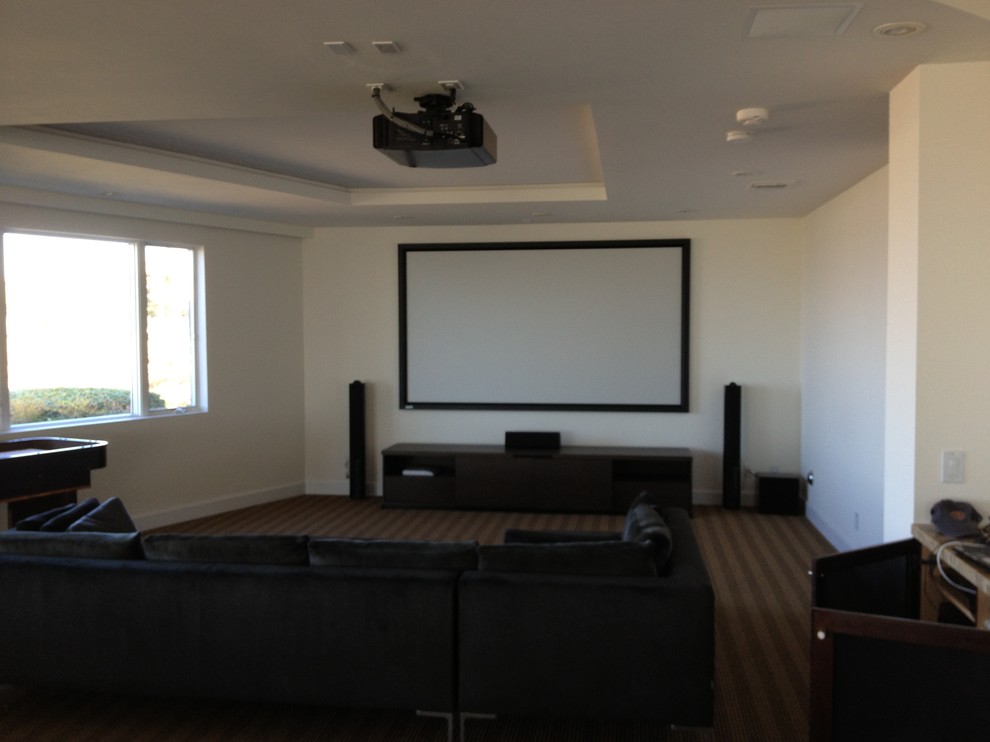 Foto de cine en casa abierto clásico grande con paredes beige, moqueta y pantalla de proyección