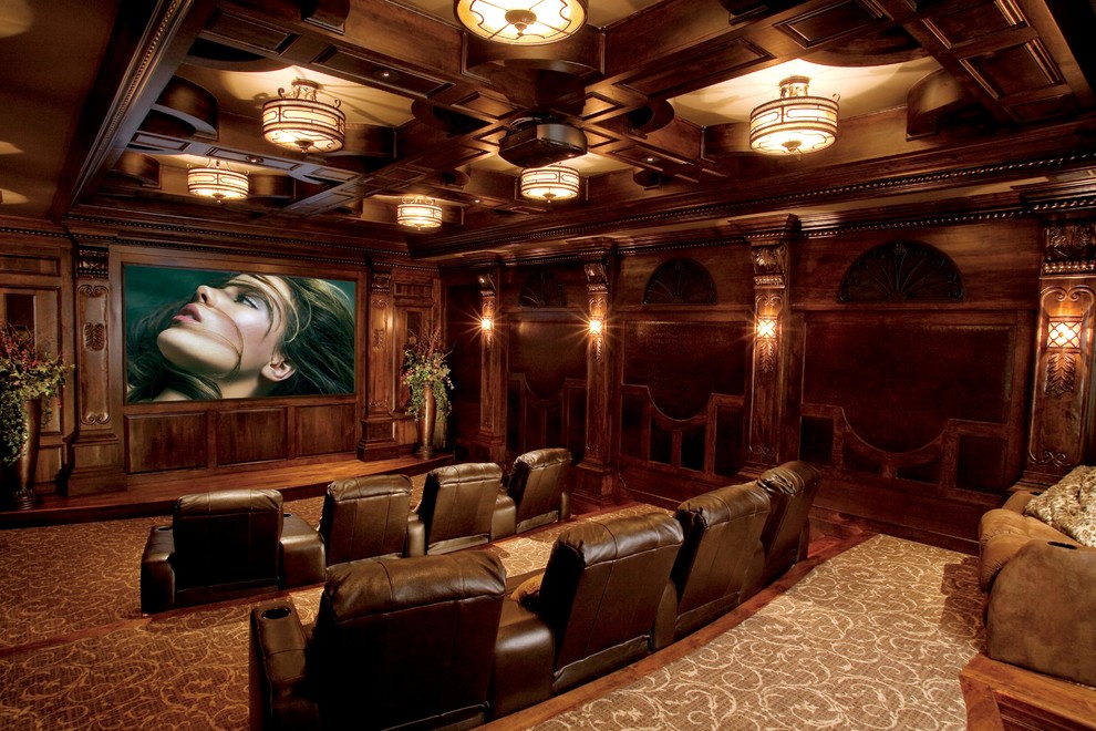 Стильный дизайн: огромный изолированный домашний кинотеатр в стиле модернизм с коричневыми стенами, ковровым покрытием, мультимедийным центром и разноцветным полом - последний тренд