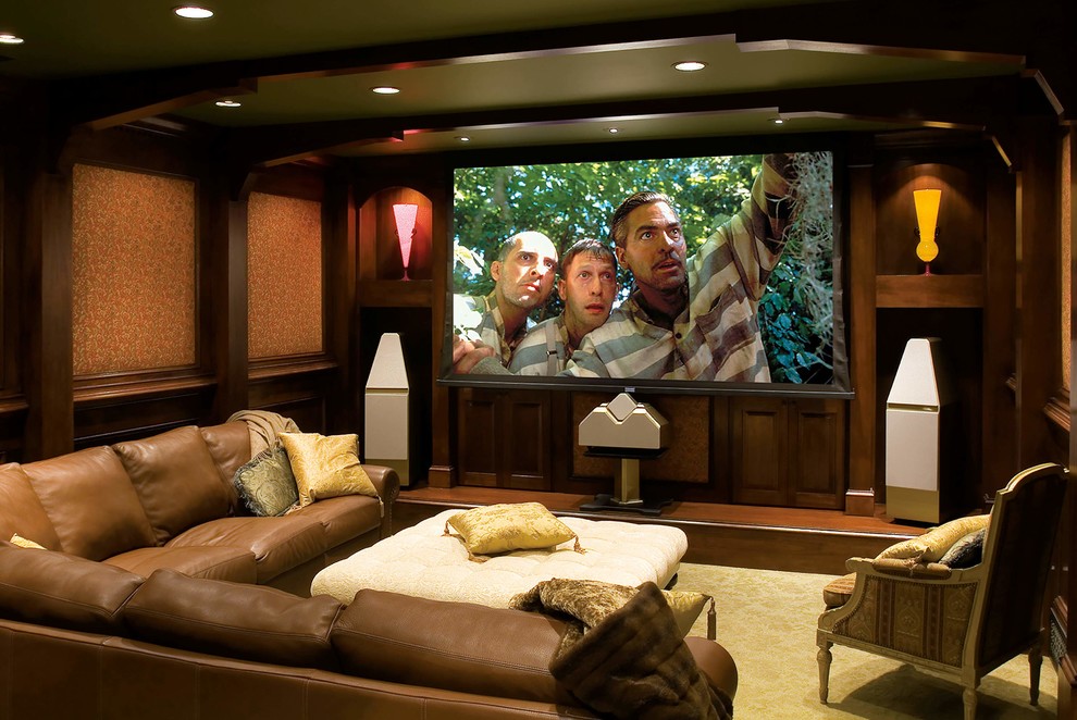 Imagen de cine en casa cerrado moderno de tamaño medio con paredes marrones, suelo de madera oscura, pared multimedia y suelo marrón