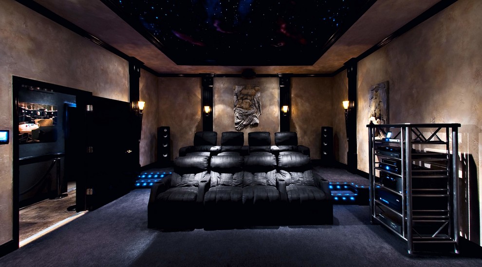 Источник вдохновения для домашнего уюта: большой изолированный домашний кинотеатр в стиле модернизм с коричневыми стенами, ковровым покрытием, проектором и синим полом