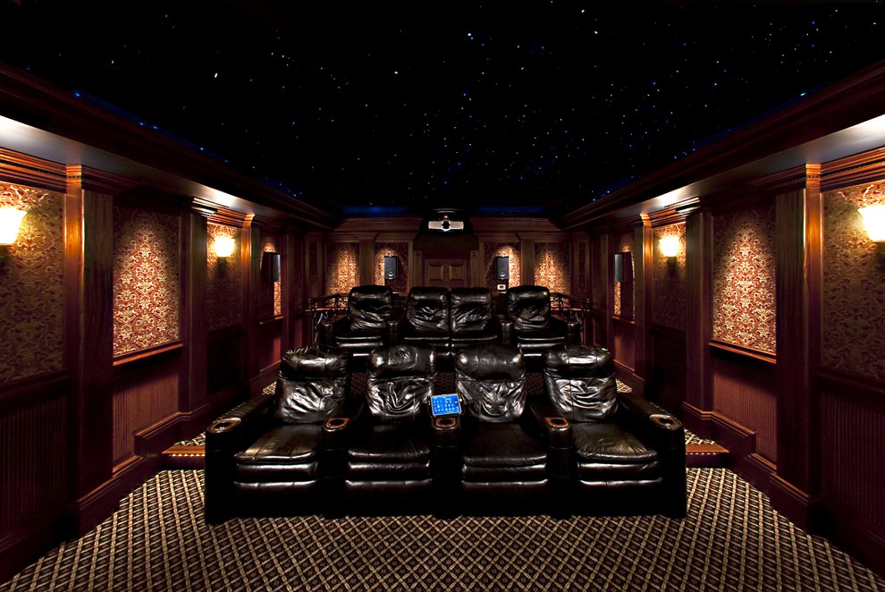 Immagine di un grande home theatre tradizionale chiuso con pareti marroni, moquette, schermo di proiezione e pavimento multicolore