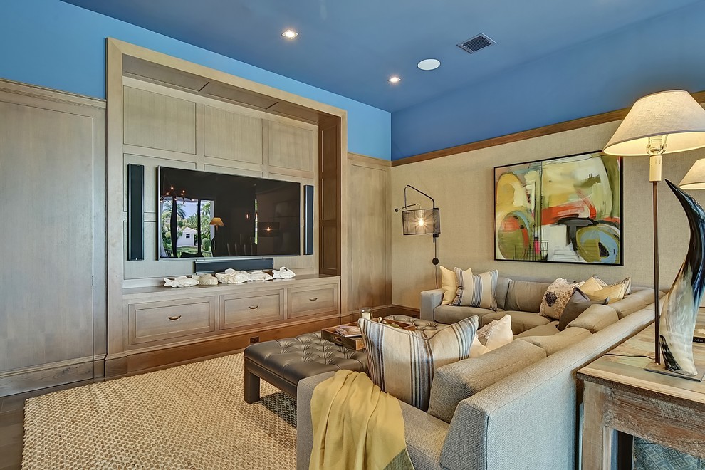 Geräumiges, Offenes Klassisches Heimkino mit blauer Wandfarbe, braunem Holzboden und Multimediawand in Miami