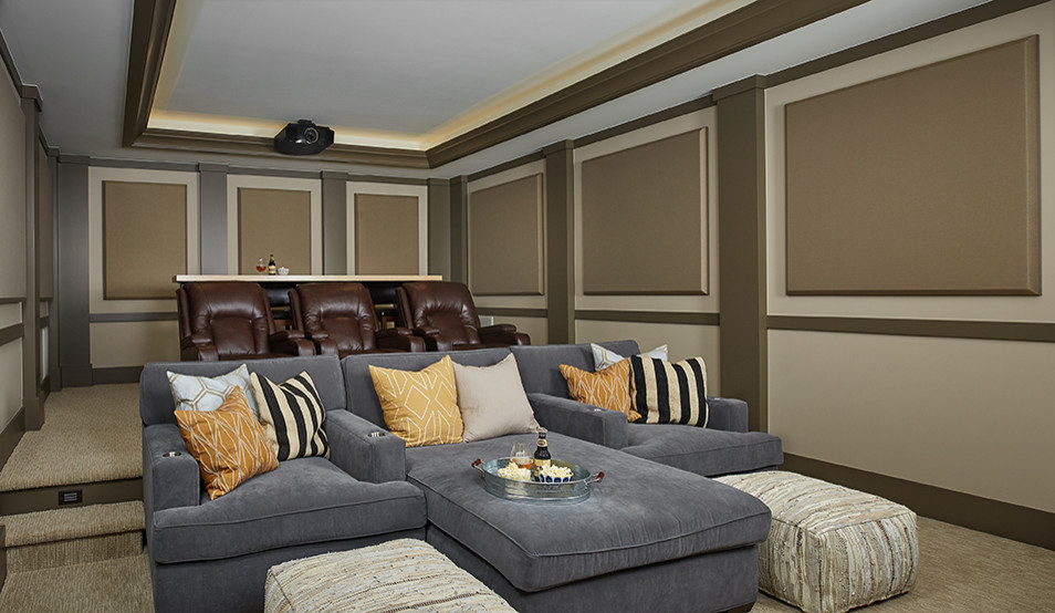 Immagine di un grande home theatre classico chiuso con pareti beige, moquette, schermo di proiezione e pavimento beige
