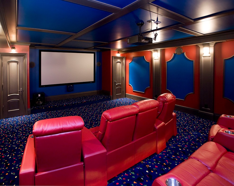 Diseño de cine en casa cerrado tradicional grande con paredes azules, moqueta, pantalla de proyección y suelo azul