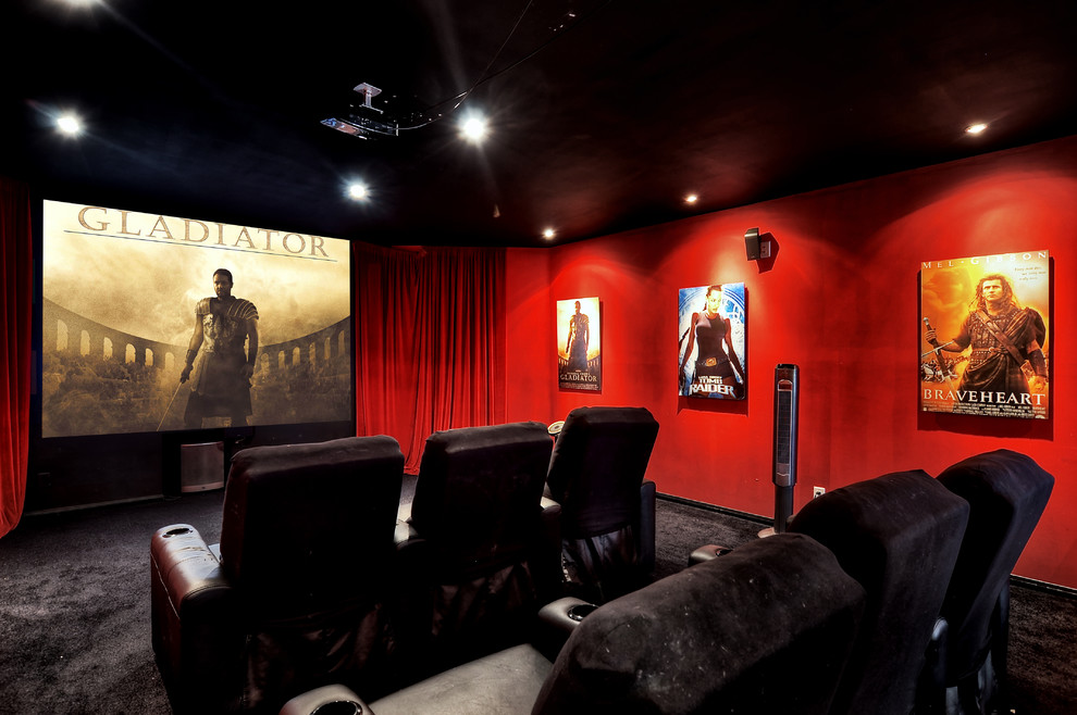 На фото: изолированный домашний кинотеатр среднего размера в стиле модернизм с красными стенами, ковровым покрытием, проектором и черным полом с
