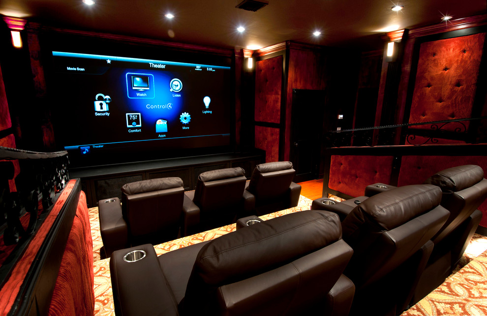 Foto de cine en casa cerrado tradicional de tamaño medio con paredes rojas, moqueta y pantalla de proyección