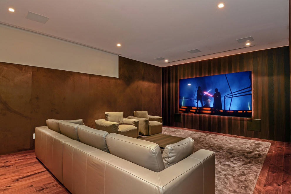 Foto de cine en casa cerrado contemporáneo con paredes marrones, suelo de madera en tonos medios y pantalla de proyección