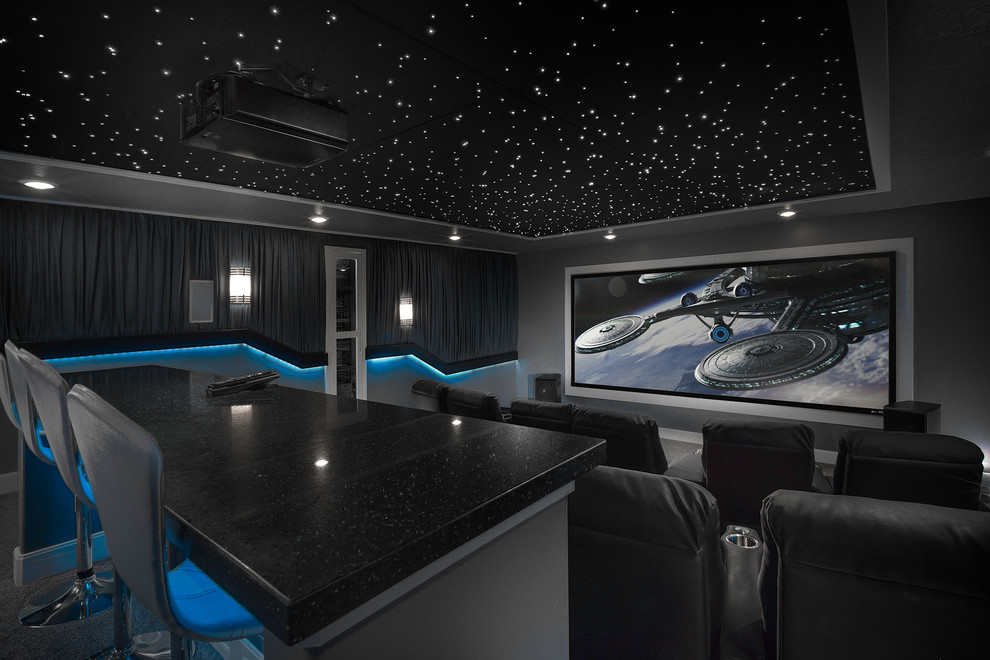 На фото: изолированный домашний кинотеатр среднего размера в стиле фьюжн с серыми стенами, ковровым покрытием и проектором