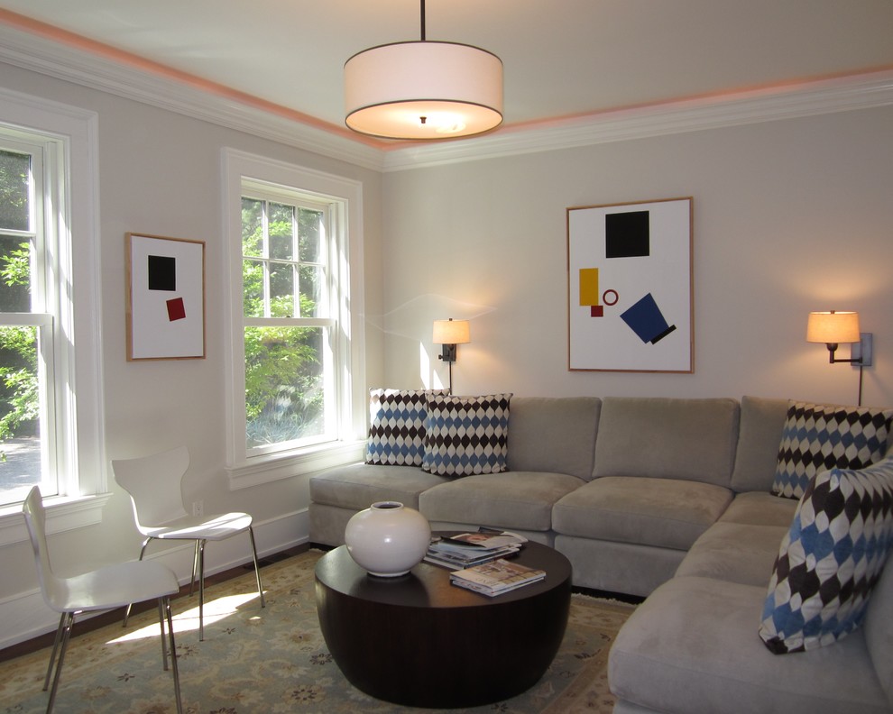 Mittelgroßes Klassisches Heimkino mit beiger Wandfarbe und braunem Holzboden in New York