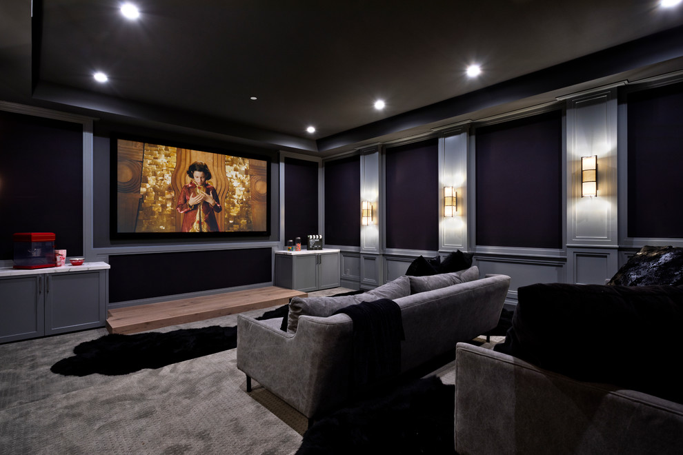 Imagen de cine en casa cerrado tradicional renovado de tamaño medio con paredes negras, moqueta, suelo gris y pantalla de proyección