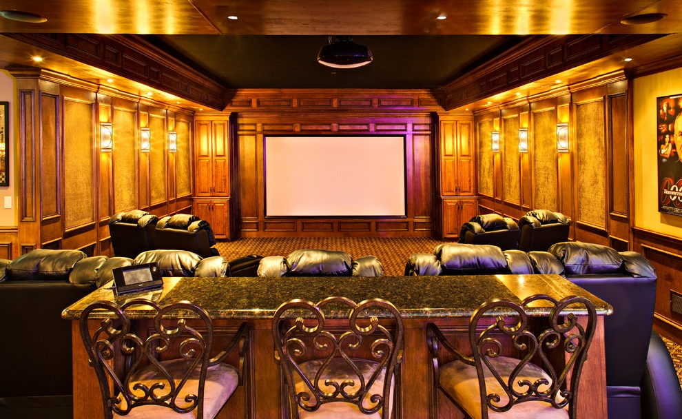 Diseño de cine en casa abierto clásico grande con paredes marrones, moqueta, pantalla de proyección y suelo marrón