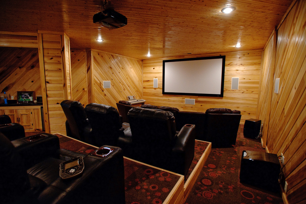 Стильный дизайн: большой изолированный домашний кинотеатр в стиле рустика с ковровым покрытием и проектором - последний тренд