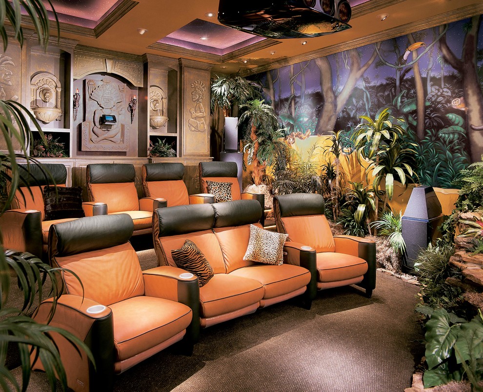 Cette photo montre une salle de cinéma exotique de taille moyenne et fermée avec un mur multicolore, moquette, un écran de projection et un sol marron.