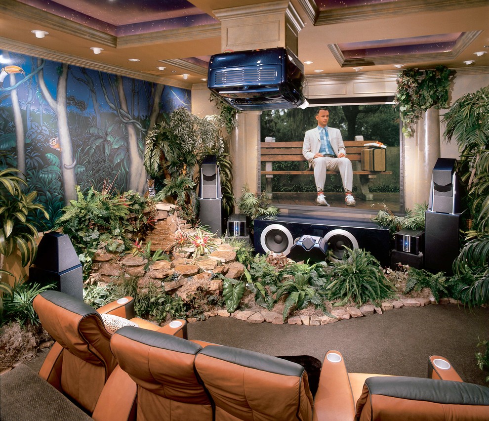 Imagen de cine en casa cerrado exótico grande con paredes multicolor, moqueta, pantalla de proyección y suelo marrón