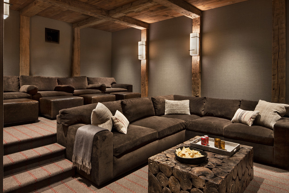 Пример оригинального дизайна: изолированный домашний кинотеатр в стиле рустика с серыми стенами, ковровым покрытием и разноцветным полом