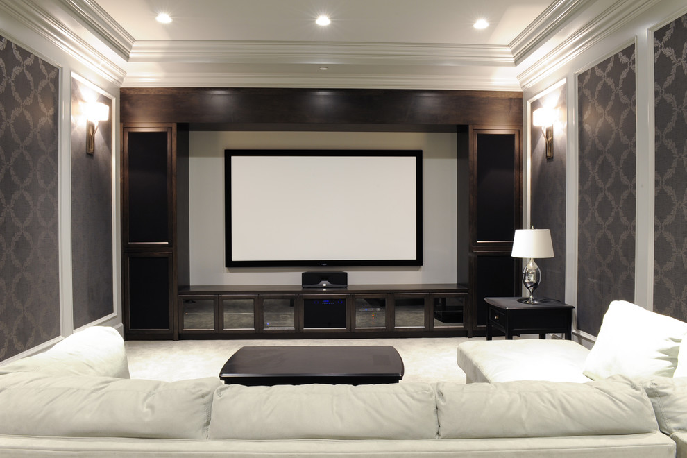 Пример оригинального дизайна: изолированный домашний кинотеатр среднего размера в стиле неоклассика (современная классика) с бежевыми стенами, ковровым покрытием, проектором и белым полом