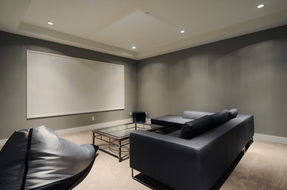 Свежая идея для дизайна: домашний кинотеатр в современном стиле с серыми стенами - отличное фото интерьера