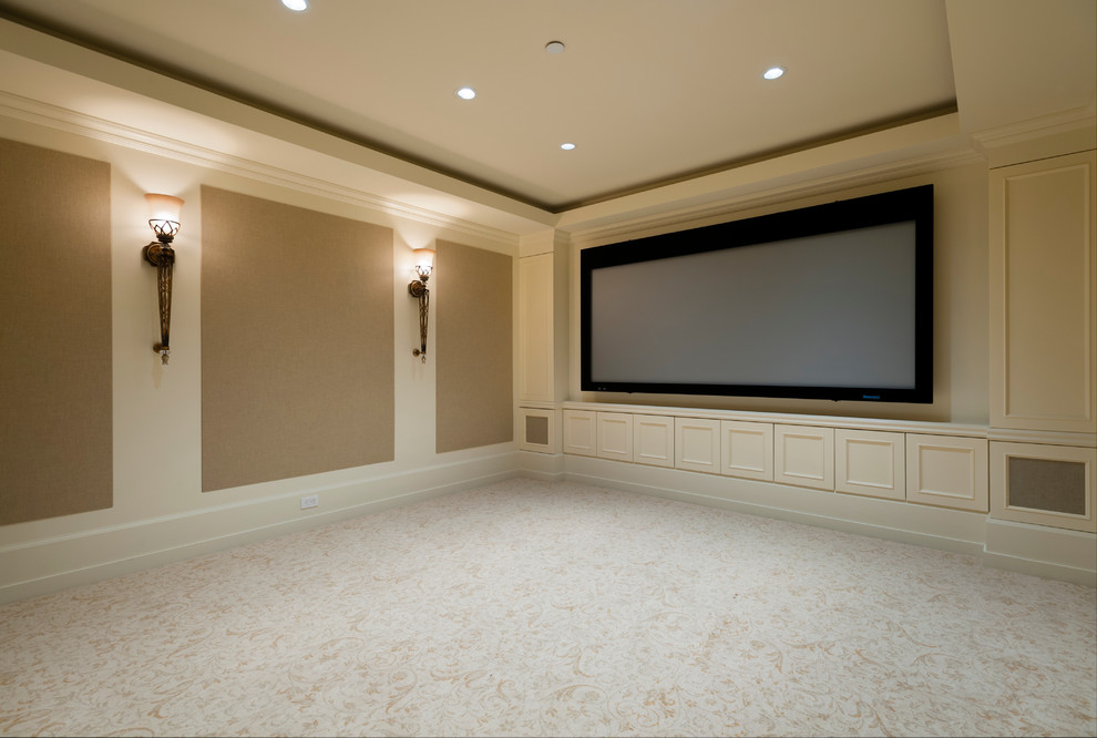 Modelo de cine en casa cerrado tradicional con paredes blancas, moqueta y televisor colgado en la pared