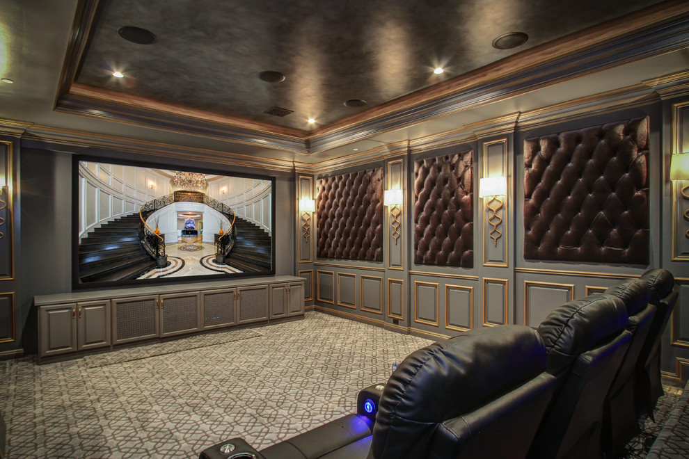 Exemple d'une salle de cinéma chic de taille moyenne et fermée avec un mur gris, moquette et un écran de projection.