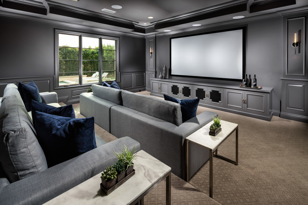 На фото: изолированный домашний кинотеатр в классическом стиле с серыми стенами, ковровым покрытием, проектором и бежевым полом с