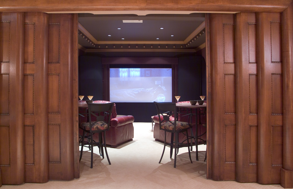 Стильный дизайн: домашний кинотеатр среднего размера в классическом стиле с ковровым покрытием и проектором - последний тренд