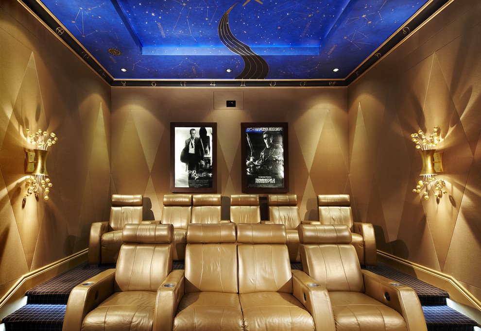 Immagine di un grande home theatre minimal chiuso con pareti beige, moquette, pavimento blu e schermo di proiezione