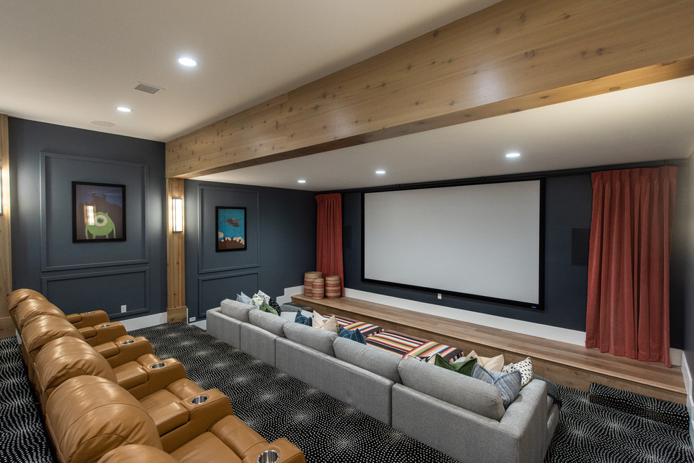Ejemplo de cine en casa cerrado campestre con paredes azules, moqueta, pantalla de proyección y suelo multicolor
