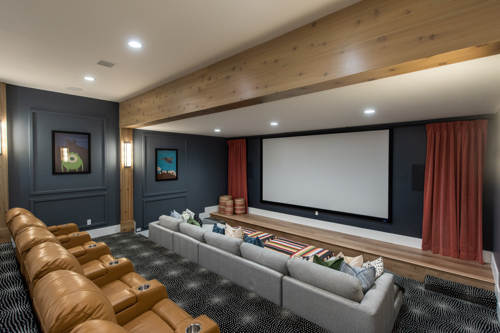 Источник вдохновения для домашнего уюта: домашний кинотеатр в стиле неоклассика (современная классика) с серыми стенами, паркетным полом среднего тона, проектором и коричневым полом