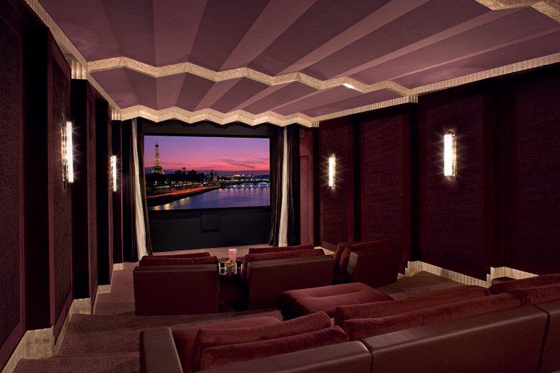 Aménagement d'une très grande salle de cinéma contemporaine fermée avec un mur rouge, moquette, un téléviseur encastré et un sol rouge.